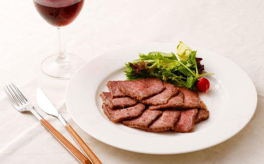 仙台牛 ローストビーフ（ブロック） 700g 藻塩付き｜ 国産牛 ブランド牛 最高級 高級 サシ入り 牛肉 お肉 肉 惣菜 真空パック 真空包装 冷凍 お取り寄せ ギフト 贈答 グルメ 宮城県 塩竈市 vsm4530154