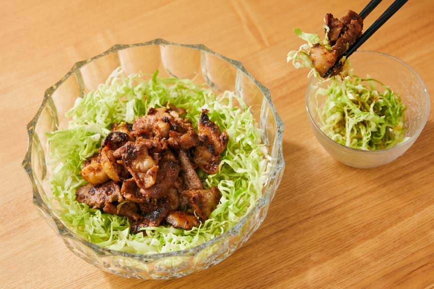 【TVで紹介！】亀山印 キャベツでたべるホルモン焼き お試し 食べ比べ みそ・しお・ピリ辛 各300g ×1p 計3p [気仙沼市物産振興協会 宮城県 気仙沼市 20565251] 豚 生モツ ホルモン みそ 味噌 しお 塩 ピリ辛 冷凍