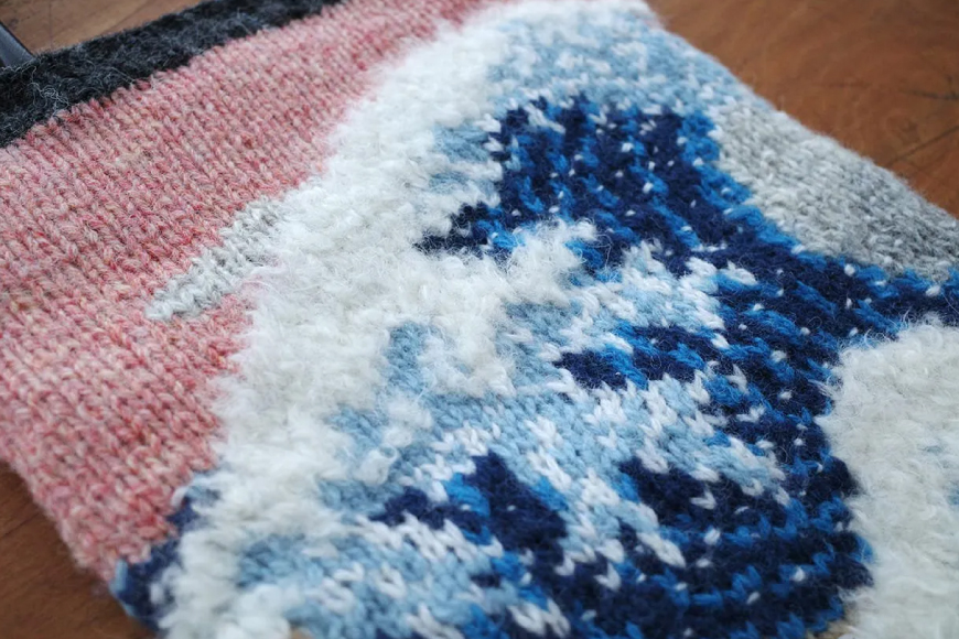 【気仙沼ニッティング】 ニットバッグ 神奈川沖浪裏 [気仙沼ニッティング 宮城県 気仙沼市 20565623]