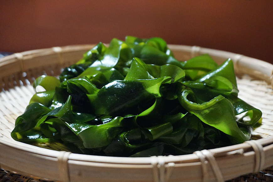 【2つの食感】6回 定期便  三陸産 サラダわかめ 170g ×6回 総計 約1kg [小野徳 宮城県 気仙沼市 20565589] 海藻 ワカメ わかめ 若布 塩蔵わかめ 塩蔵 コリコリ シャキシャキ 冷蔵