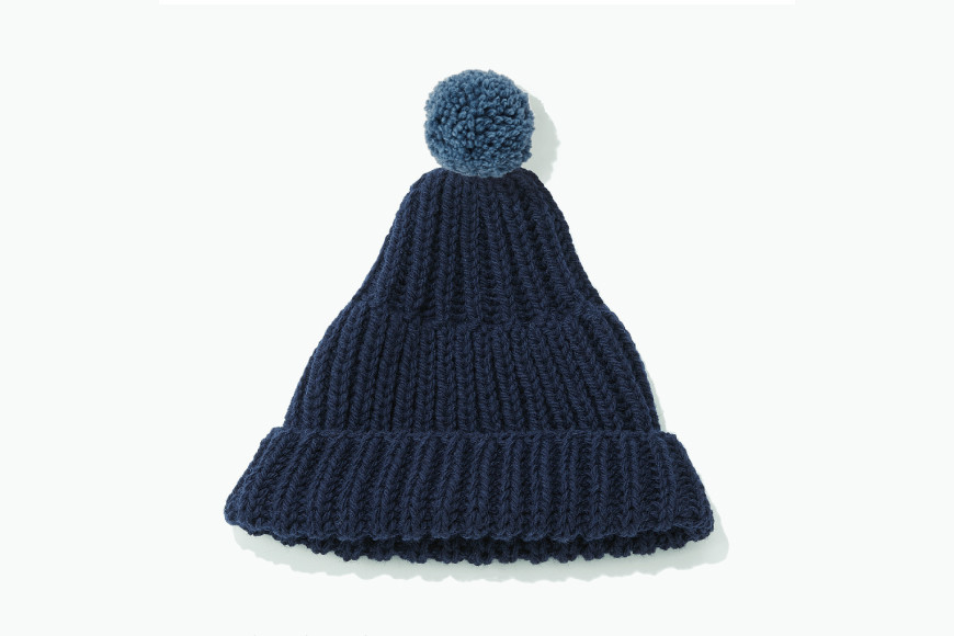 【気仙沼ニッティング】ポンポン帽子（ネイビー） ポンポンカラー：春の海 [気仙沼ニッティング 宮城県 気仙沼市 20563306-3]