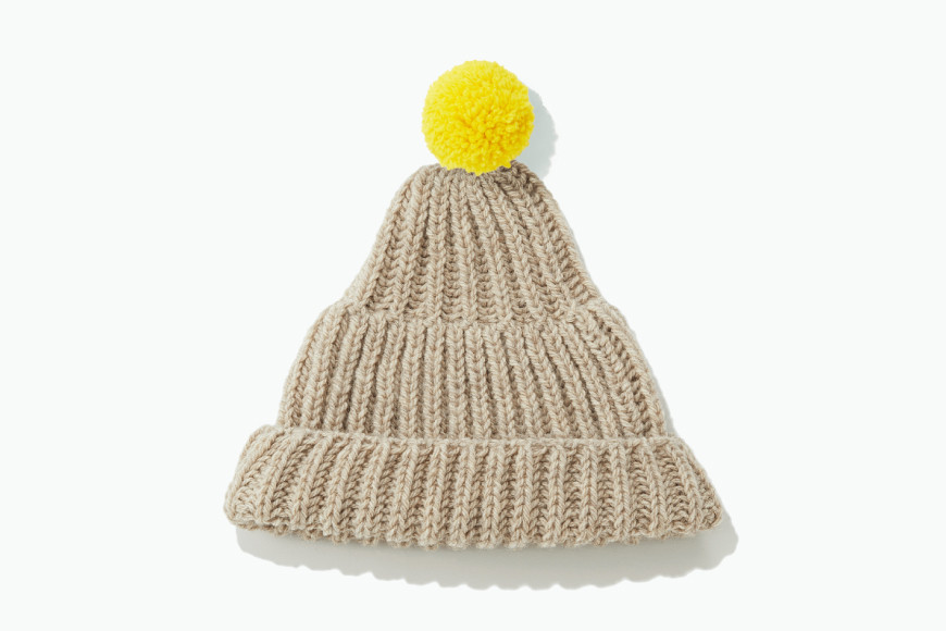 【気仙沼ニッティング】ポンポン帽子（オートミール）ポンポンカラー：黄色 [気仙沼ニッティング 宮城県 気仙沼市 20563307-3]