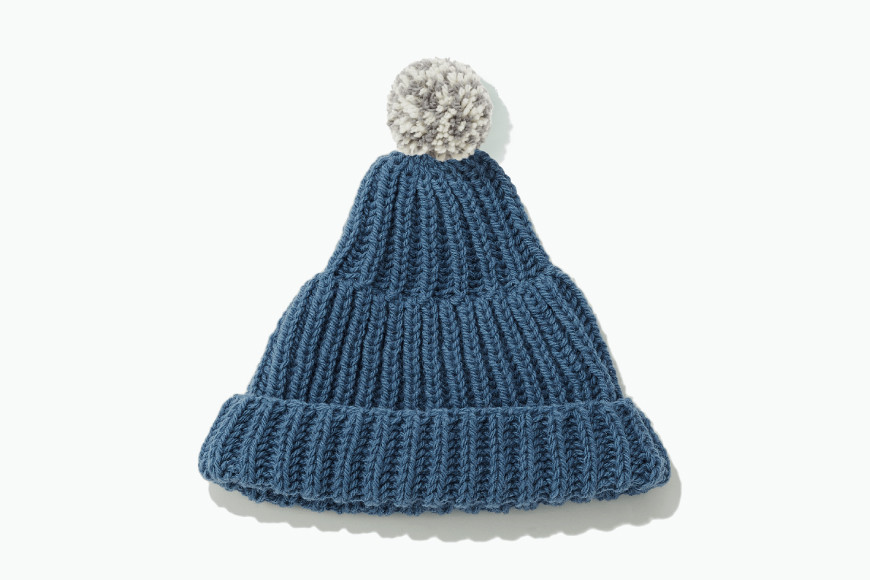 【気仙沼ニッティング】ポンポン帽子（春の海）ポンポンカラー：ライトグレー×生成り(杢) [気仙沼ニッティング 宮城県 気仙沼市 20563308-3]