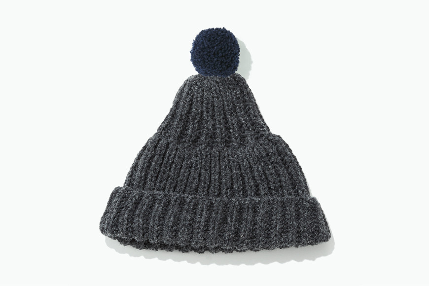 【気仙沼ニッティング】ポンポン帽子（チャコールグレー）ポンポンカラー： ネイビー [気仙沼ニッティング 宮城県 気仙沼市 20563309-1]