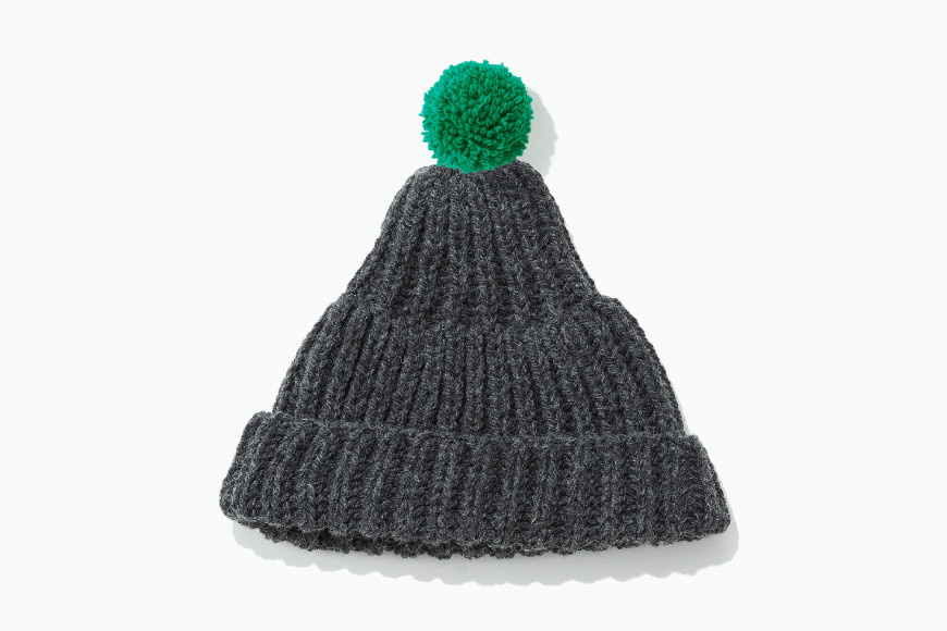 【気仙沼ニッティング】ポンポン帽子（チャコールグレー）ポンポンカラー：みどり[気仙沼ニッティング 宮城県 気仙沼市 20563309-2]