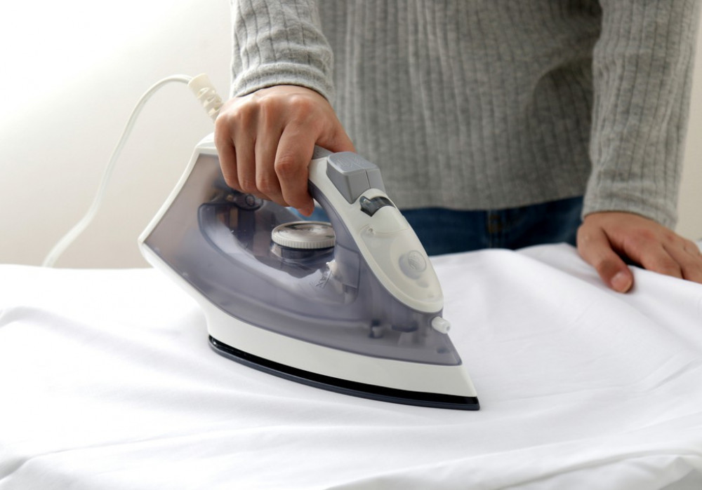 スチームアイロン セラミックコート 立ち上がり30秒 アイリスオーヤマ 家電 電化製品 家庭用 スチーム 2段階 耐久性 IRN-21C-W/H