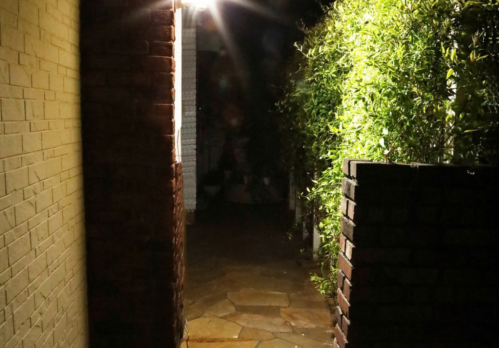 センサーライト 防犯 LED ソーラー式 パールホワイト アイリスオーヤマ 家電 電化製品 人感センサー 屋内 屋外 LSL-SBSN-400