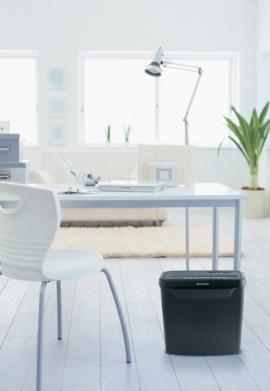 シュレッダー パーソナルシュレッダー アイリスオーヤマ A4 ブラック 家庭用 家庭 クロスカット 電動 コンパクト 小型 電動シュレッダー 家庭用シュレッダー ホッチキス 個人情報 裁断 オフィス用品 オフィス 事務用品 おすすめ 人気 アイリス P5GCX2