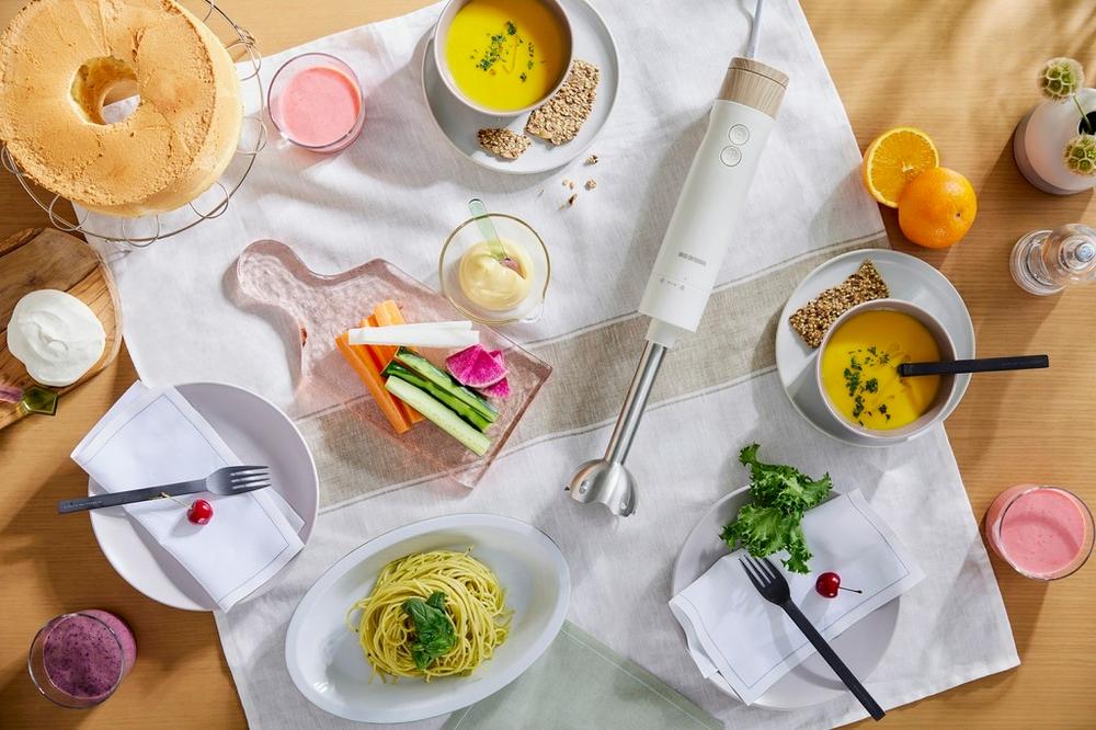 ブレンダー ハンドブレンダー アイリスオーヤマ ホワイト 離乳食 スムージー ハンドミキサー ジューサー 出産祝い プレゼント おしゃれ 時短調理 ホイッパー チョッパー まぜる つぶす きざむ 調理器具 おすすめ 人気 アイリス IHB-M301