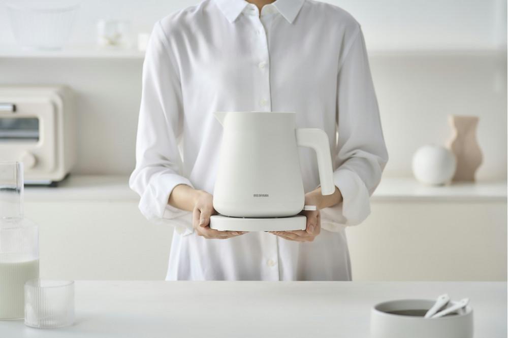 電気ケトル 0.8L アイリスオーヤマ 家電 電化製品 キッチン家電 転倒湯漏れ防止 簡単操作 空焚き防止 ステンレス おしゃれ 一人暮らし IBKT-800-W オフホワイト