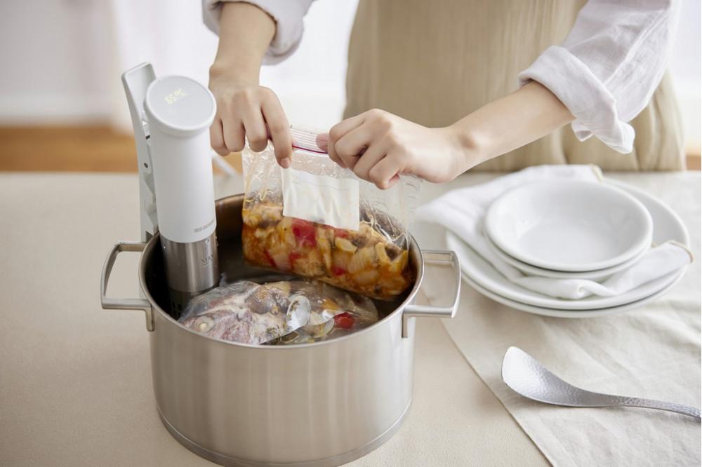 低温調理器 アイリスオーヤマ オフホワイト 低温調理 低温 調理器 コンパクト スリム 肉 魚 野菜 果物 スイーツ 防水機能 業務用 シンプル 簡単 便利 簡単温度設定 おすすめ 人気 アイリス LTC-04-W