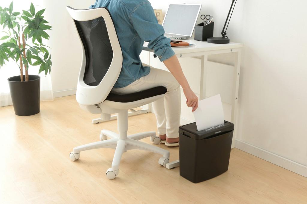 シュレッダー パーソナルシュレッダー アイリスオーヤマ A4 ブラック 家庭用 家庭 クロスカット 電動 コンパクト 小型 電動シュレッダー 家庭用シュレッダー ホッチキス 個人情報 裁断 オフィス用品 オフィス 事務用品 おすすめ 人気 アイリス P5GCX2