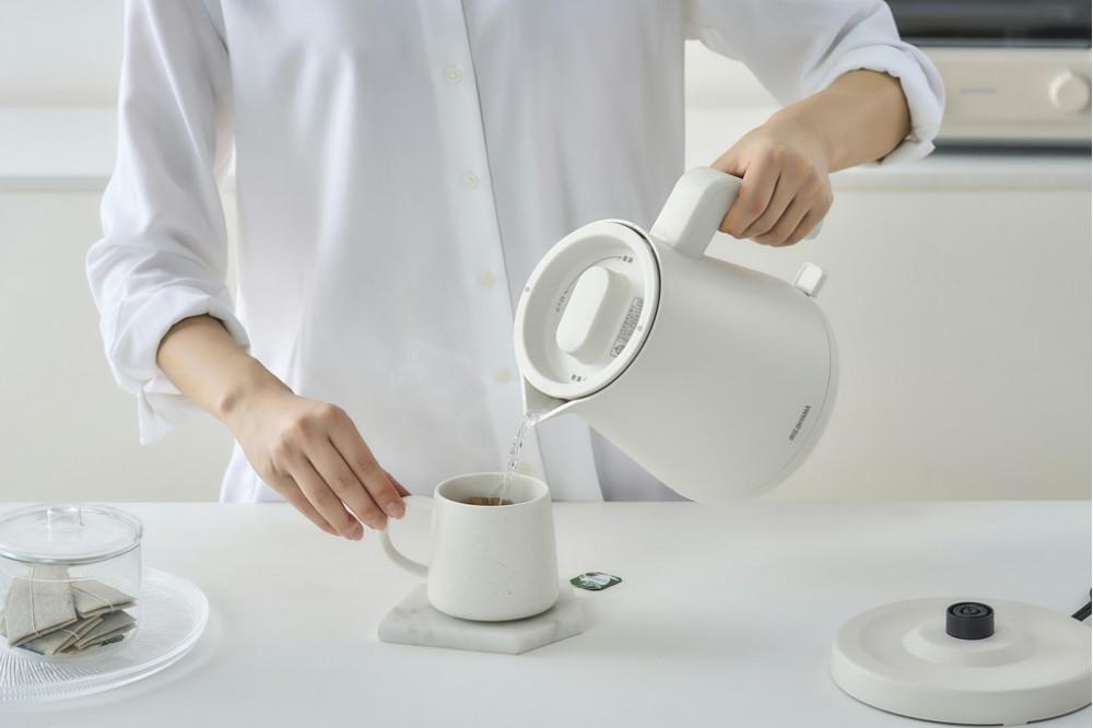 電気ケトル 0.8L アイリスオーヤマ 家電 電化製品 キッチン家電 転倒湯漏れ防止 簡単操作 空焚き防止 ステンレス おしゃれ 一人暮らし IBKT-800-W オフホワイト