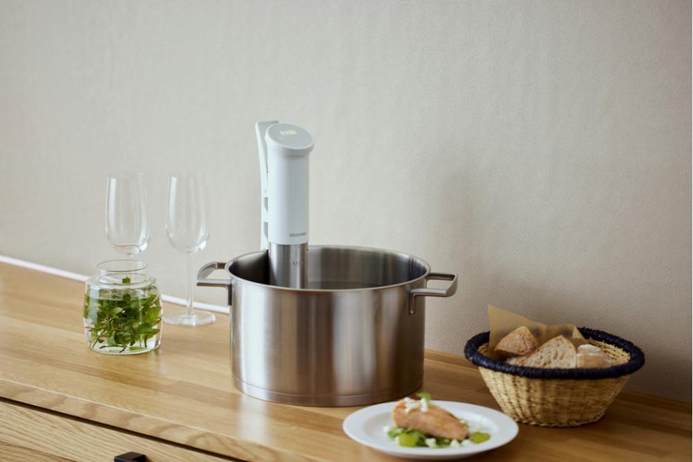 低温調理器 アイリスオーヤマ オフホワイト 低温調理 低温 調理器 コンパクト スリム 肉 魚 野菜 果物 スイーツ 防水機能 業務用 シンプル 簡単 便利 簡単温度設定 おすすめ 人気 アイリス LTC-04-W