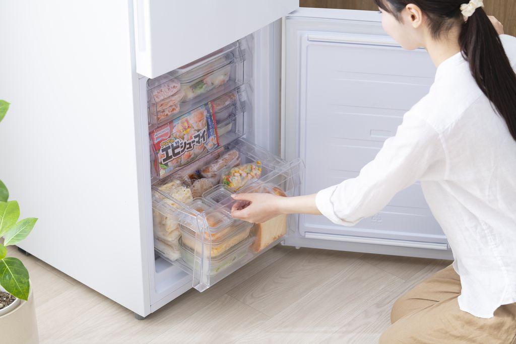 冷蔵庫 冷凍冷蔵庫 153L アイリスオーヤマ 大凍量 自動霜取り 一人暮らし 家庭用 2ドア 幅50 大容量 冷蔵 冷凍 冷蔵保存 冷凍保存 家電 電化製品 使いやすい 便利 おすすめ 人気 アイリス  IRSN-HF15A-W ホワイト