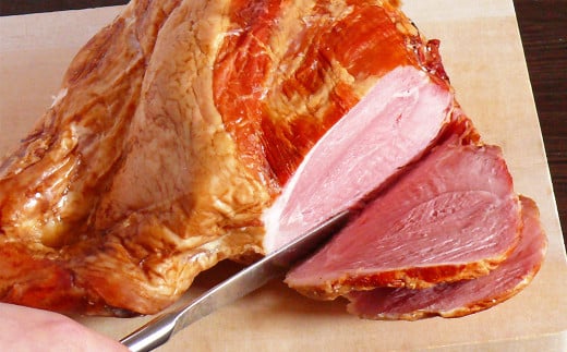 【伊豆沼ハム】骨つきげんこつハム 約1.3kg ハム スモークハム 骨付き おつまみ サラダ サンドウィッチ ステーキ スープ カット 【有限会社伊豆沼農産】 tm056