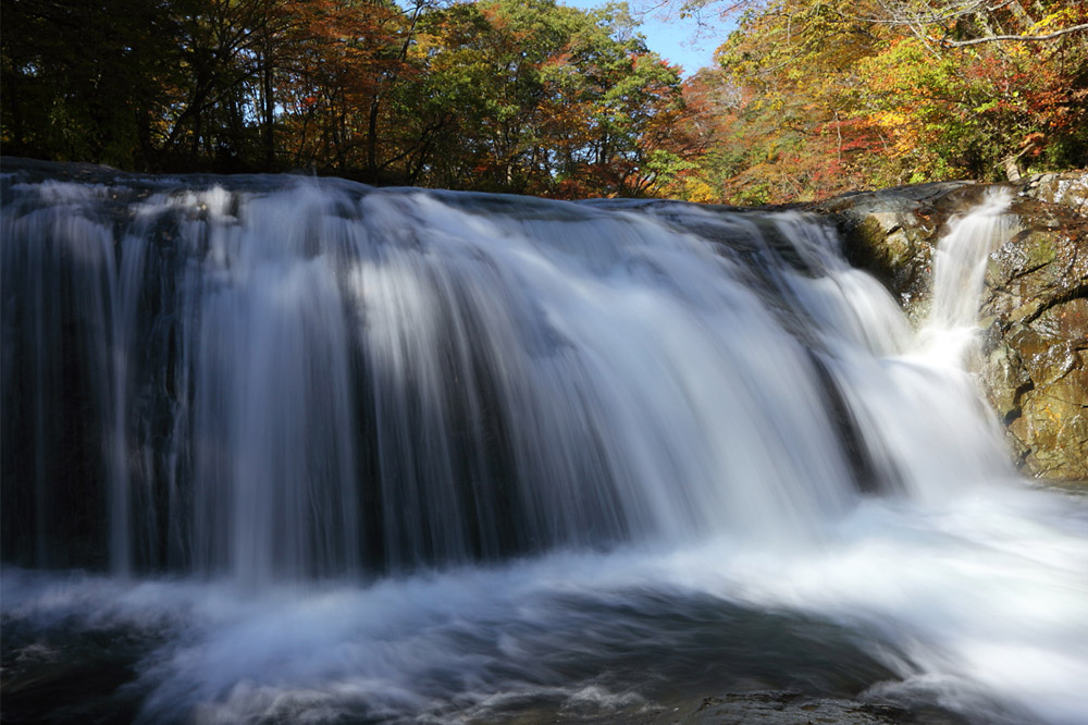 栗駒山麓ジオガイドチケット コース4 迫川沿いの斜面崩落地と海底火山がつくった溶岩と渓谷を知る