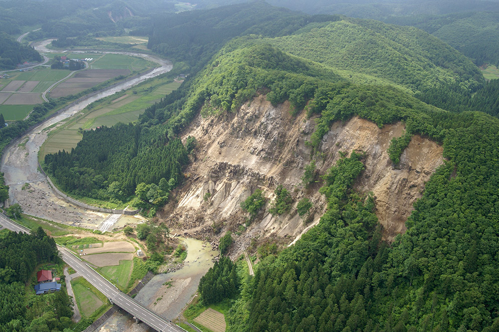 栗駒山麓ジオガイドチケット コース4 迫川沿いの斜面崩落地と海底火山がつくった溶岩と渓谷を知る