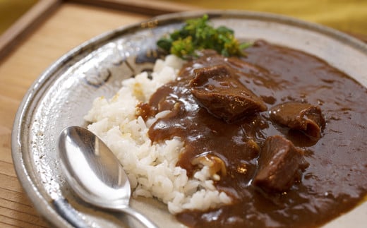 カレー　大きめ牛タンがゴロゴロ入った　牛たんカレー（