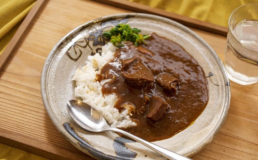 カレー　大きめ牛タンがゴロゴロ入った　牛たんカレー（