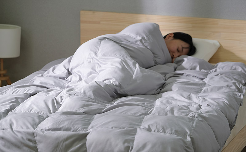 掛け布団 人工羽毛掛け布団 セミダブル KKF-SB8-SD アイリスオーヤマ 暖かい 洗える 布団 寝具 キルティング 人工羽毛 臭わない 吸湿発熱 冬用寝具 新生活 一人暮らし 生活応援