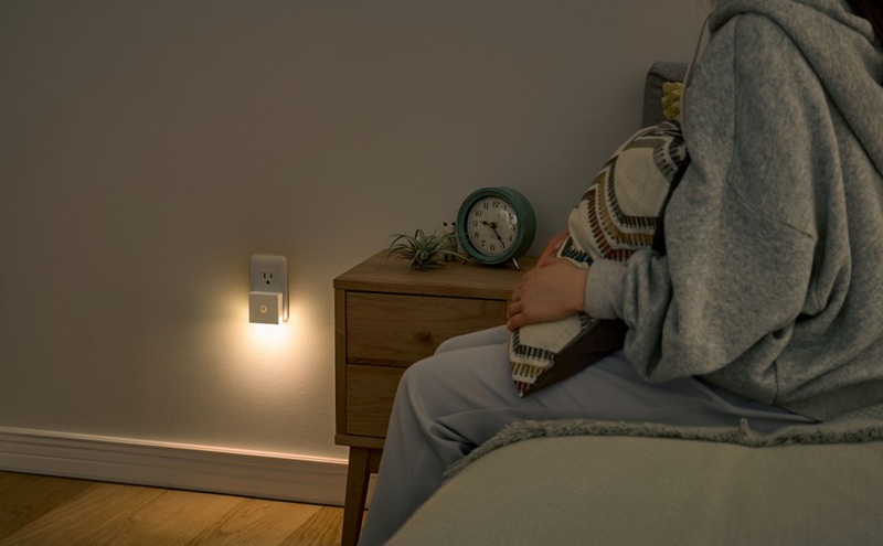 照明 コンセント式LEDセンサーライト CSL-MS 人感センサーライト フットライト コンセント式 LEDセンサーライト アイリスオーヤマ ナイトライト 足元灯 階段灯 調光機能 廊下 階段 玄関 段差 踊り場 安全 高齢者 おしゃれ