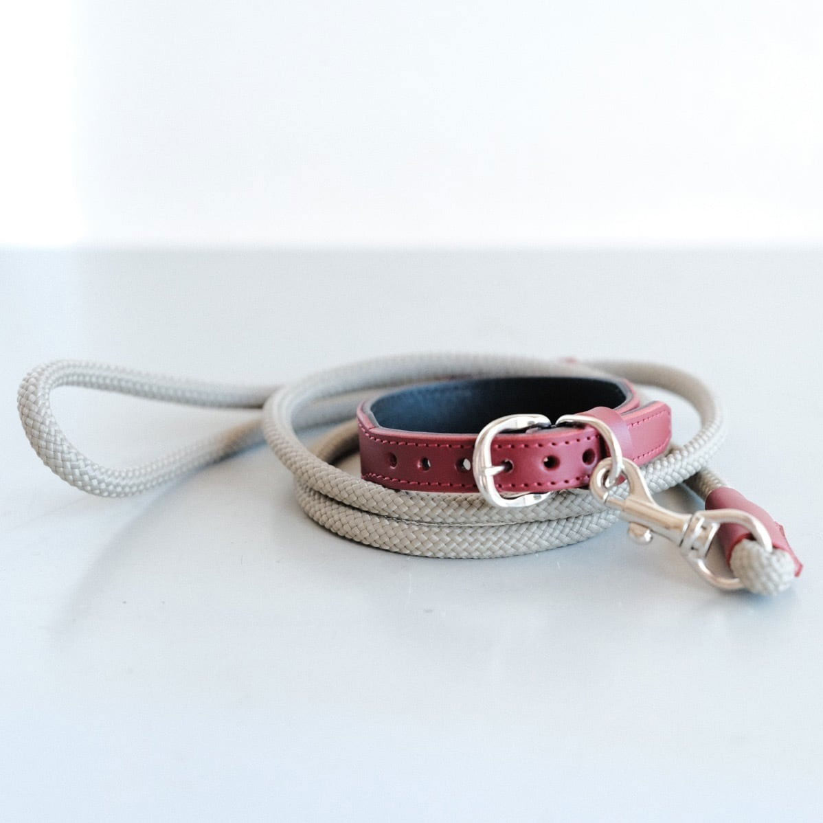 牛革で作った小型犬用の首輪とリードのセット ＜21.5cm～27.5cm＞ レッド 首輪 リード 牛革 本革 ペット用品 ペットグッズ 犬用品 お散歩グッズ 小型犬【トリノネストア】sh103-A