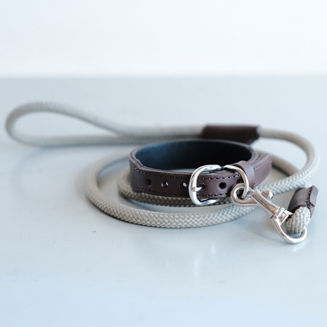 牛革で作った小型犬用の首輪とリードのセット ＜21.5cm～27.5cm＞ ブラウン 首輪 リード 牛革 本革 ペット用品 ペットグッズ 犬用品 お散歩グッズ 小型犬【トリノネストア】sh103-B