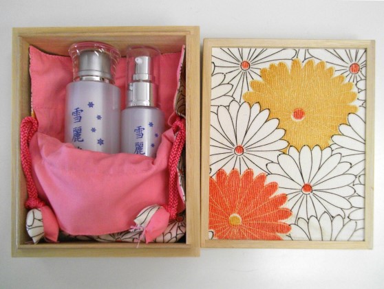 雪麗花 美白スキンケア2点セット＆着物地の巾着袋（木箱入り）
