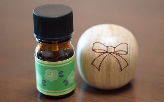 アロマこけし「木のかちゃん」おやすみ松島の香り　1個（着せ替え精油付き）