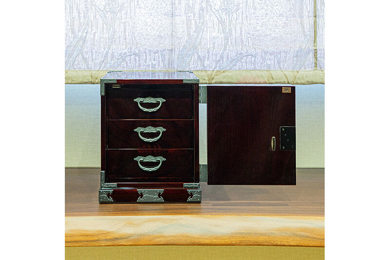 仙台箪笥 舟箪笥 木地呂漆塗り 欅産業 職人 おすすめ 船箪笥 [インテリア タンス 収納 家具 和 モダン 高級 和箪笥 小箪笥 伝統 工芸品 仏壇 仏具 神具 飾り棚 欅 漆塗 彫金 金具 装飾 仙台箪笥 船箪笥 舟箪笥 宮城 利府 欅産業]