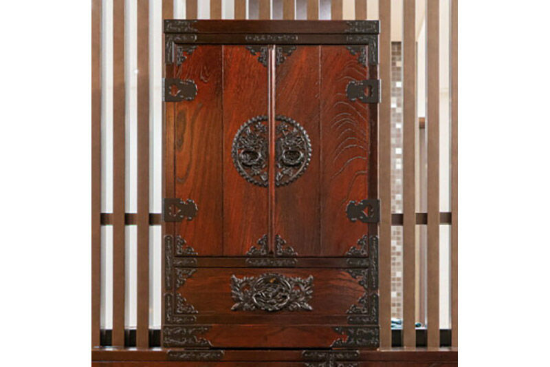 仙台箪笥 仙台仏壇23号 中2段 拭き漆塗り (申込書返送後、1ヶ月～6ヶ月程度でお届け) 欅産業 職人 おすすめ 船箪笥 [インテリア タンス 収納 家具 和 モダン 高級 和箪笥 小箪笥 伝統 工芸品 仏壇 仏具 神具 飾り棚 欅 漆塗 彫金 金具 装飾 仙台箪笥 船箪笥 舟箪笥 宮城 利府 欅産業]