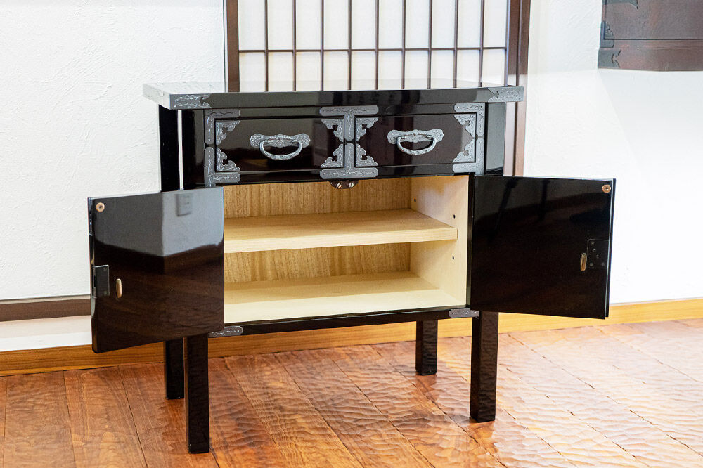 仙台箪笥 両開コンソール 木地呂漆塗り (申込書返送後、3ヶ月～8ヶ月程度でお届け) 欅産業 職人 おすすめ 船箪笥 [インテリア タンス 収納 家具 和 モダン 高級 和箪笥 小箪笥 伝統 工芸品 仏壇 仏具 神具 飾り棚 欅 漆塗 彫金 金具 装飾 仙台箪笥 船箪笥 舟箪笥 宮城 利府 欅産業]