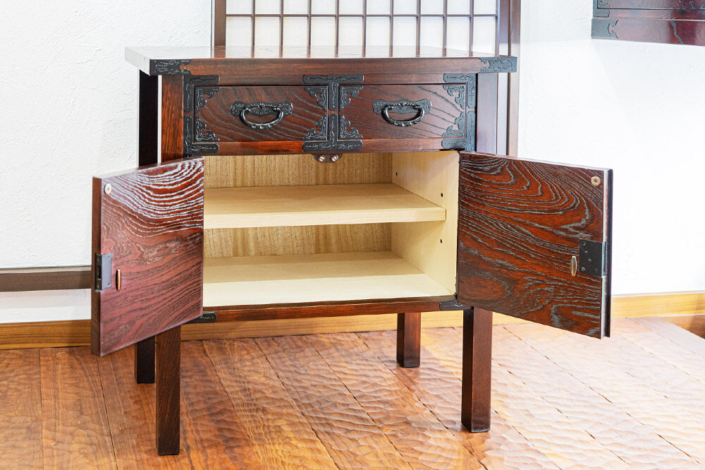 仙台箪笥 両開コンソール 拭き漆塗り (申込書返送後、1ヶ月～6ヶ月程度でお届け) 欅産業 職人 おすすめ 船箪笥 [インテリア タンス 収納 家具 和 モダン 高級 和箪笥 小箪笥 伝統 工芸品 仏壇 仏具 神具 飾り棚 欅 漆塗 彫金 金具 装飾 仙台箪笥 船箪笥 舟箪笥 宮城 利府 欅産業]