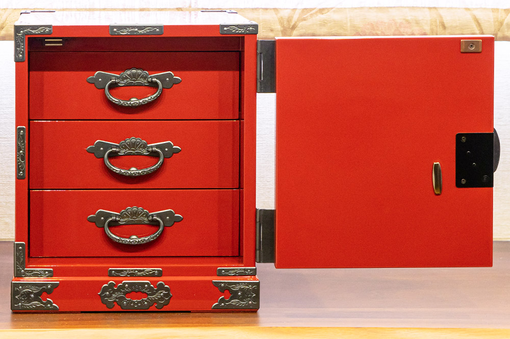 【彫金手打金具】仙台箪笥 舟箪笥 ≪鶴亀松竹梅≫ 朱色漆塗り (申込書返送後、3ヶ月～10ヶ月程度でお届け)