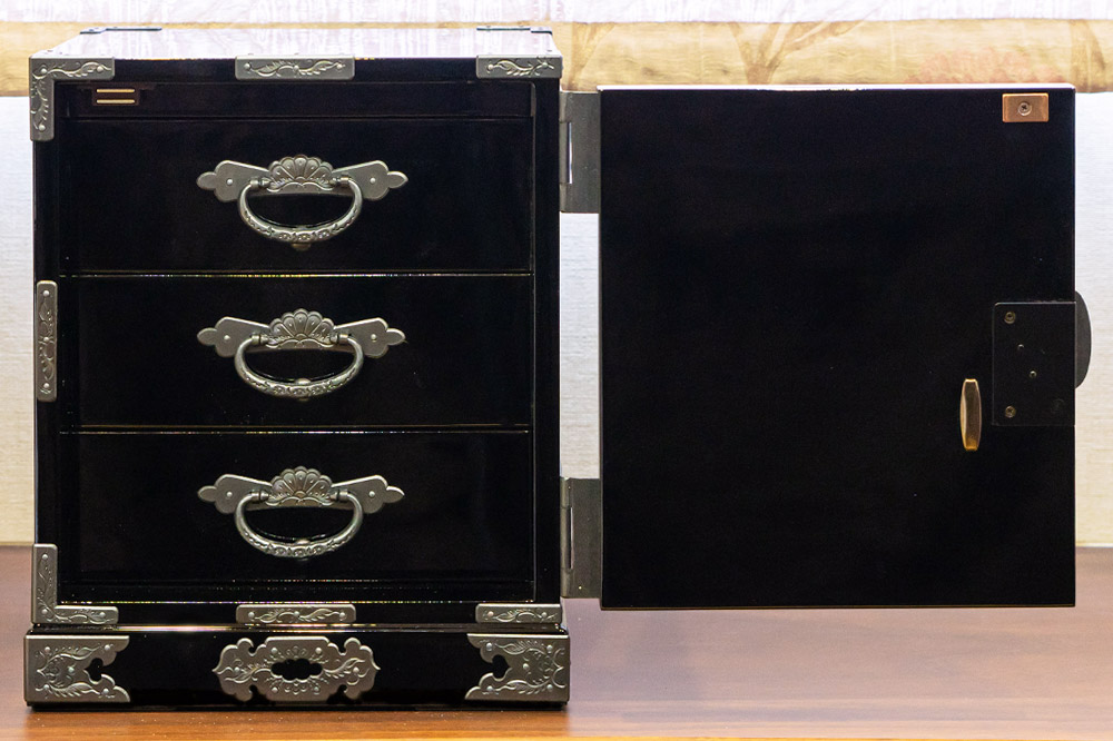 【彫金手打金具】仙台箪笥 舟箪笥 ≪唐獅子牡丹≫ 黒呂漆塗り (申込書返送後、3ヶ月～10ヶ月程度でお届け)