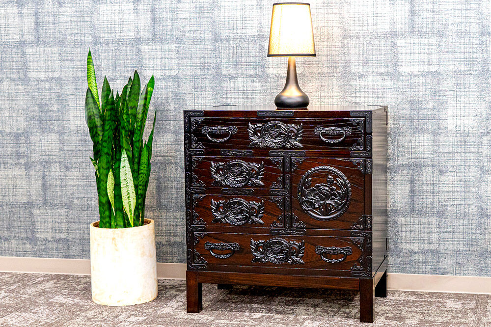 仙台箪笥 脚付帳場箪笥 拭き漆塗り KC-19B （申込書返送後、1ヶ月～6ヶ月程度でお届け） 欅産業 職人 おすすめ 船箪笥 [インテリア タンス 収納 家具 和 モダン 高級 和箪笥 小箪笥 伝統 工芸品 仏壇 仏具 神具 飾り棚 欅 漆塗 彫金 金具 装飾 仙台箪笥 船箪笥 舟箪笥 宮城 利府 欅産業]