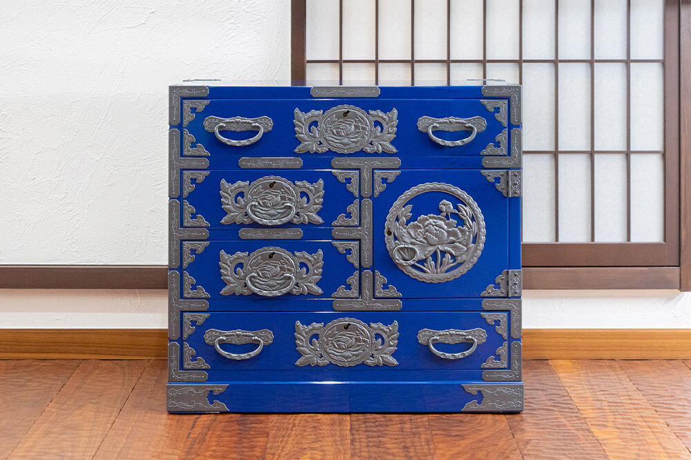 仙台箪笥 帳場箪笥 藍色漆塗り KB-19D（お申込書返送後3ヵ月～8ヵ月程度でお届け） 欅産業 職人 おすすめ 船箪笥 [インテリア タンス 収納 家具 和 モダン 高級 和箪笥 小箪笥 伝統 工芸品 仏壇 仏具 神具 飾り棚 欅 漆塗 彫金 金具 装飾 仙台箪笥 船箪笥 舟箪笥 宮城 利府 欅産業]