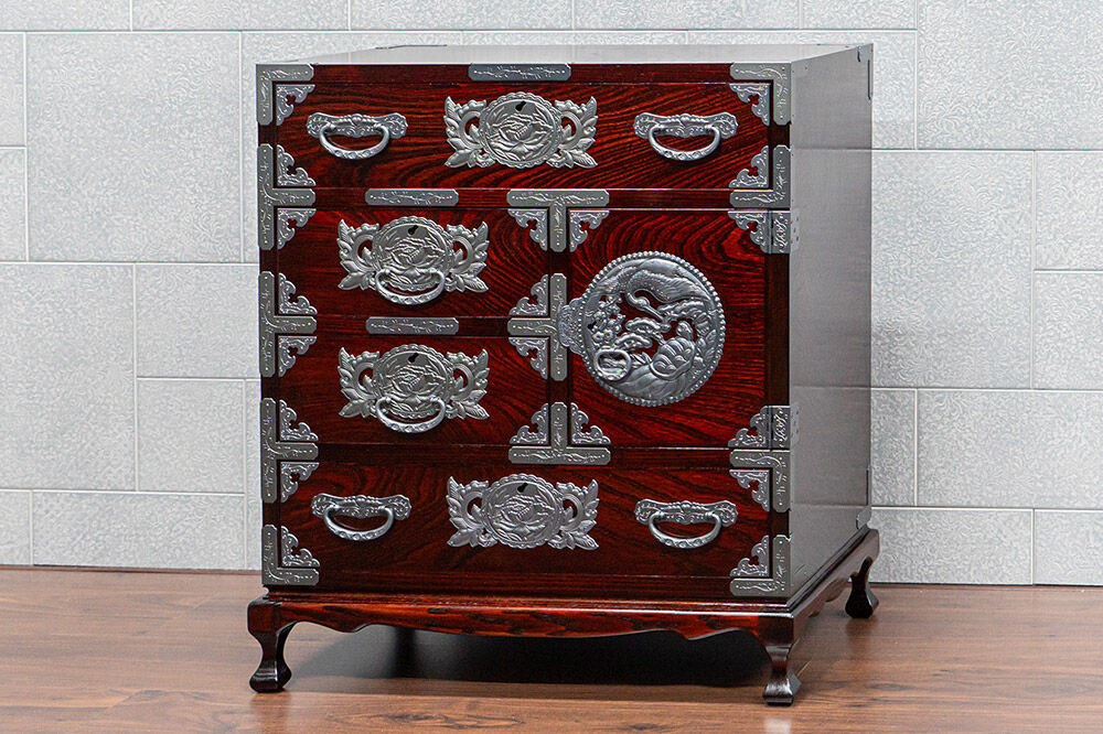 仙台箪笥 【扉：彫金手打金具】 猫足帳場箪笥 拭き漆塗り KC-60BDH （鶴亀松竹梅柄）（お申込書返送後8ヶ月～12ヶ月程度でお届け） [仙台箪笥 タンス たんす 小型 高級 工芸品 伝統]