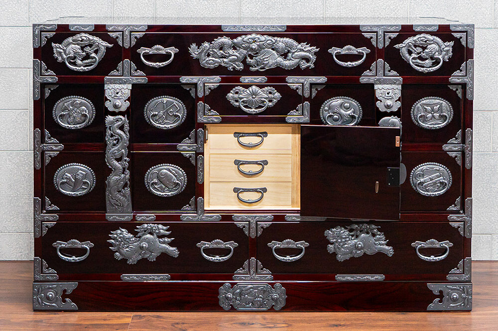 仙台箪笥 四・五尺部屋箪笥 木地呂漆塗り 彫金手打金具 KD-3008D（お申込書返送後8ヵ月～12ヵ月程度でお届け） [仙台箪笥 タンス たんす 小型 高級 工芸品 伝統]