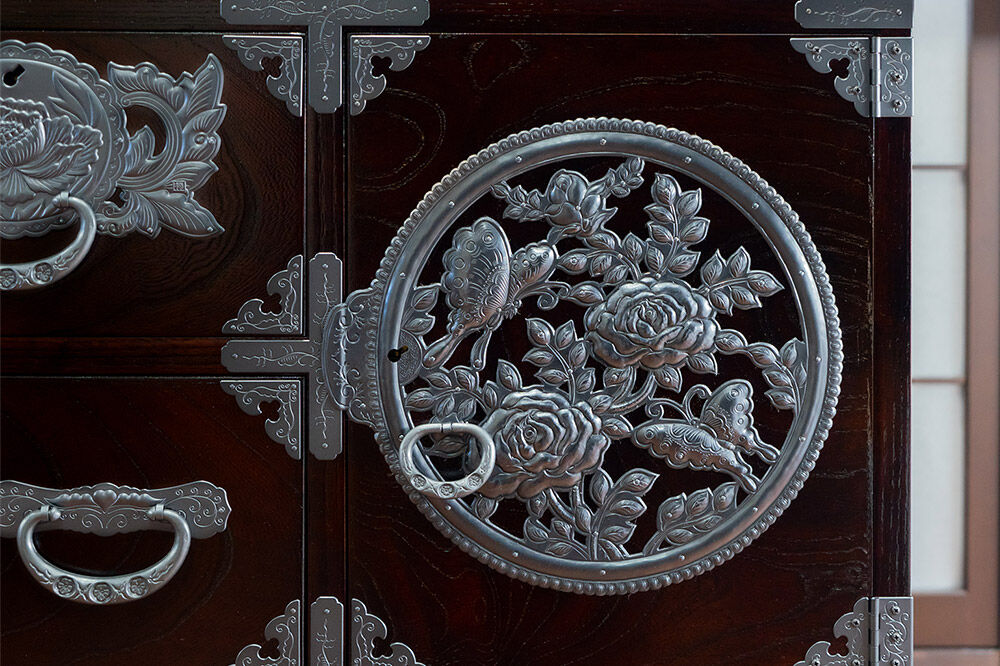 仙台箪笥 【扉：彫金手打金具】 三・五尺横長箪笥 拭き漆塗り KC-401DH（薔薇に蝶）（お申込書返送後3ヵ月～8ヵ月程度でお届け） [仙台箪笥 タンス たんす 小型 高級 工芸品 伝統]