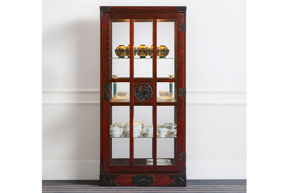 仙台箪笥 キュリオケース 拭き漆塗り KC-563 （お申込書返送後1ヵ月～6ヵ月程度でお届け） 欅産業 職人 おすすめ 船箪笥 [インテリア タンス 収納 家具 和 モダン 高級 和箪笥 小箪笥 伝統 工芸品 仏壇 仏具 神具 飾り棚 欅 漆塗 彫金 金具 装飾 仙台箪笥 船箪笥 舟箪笥 宮城 利府 欅産業]