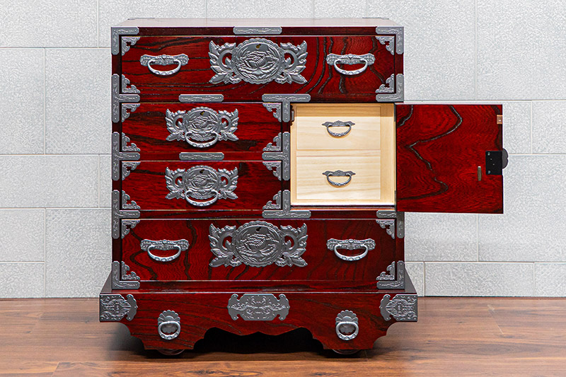 仙台箪笥 中型車箪笥 拭き漆塗り 【扉：彫金手打金具】（源氏花車）（お申込書返送後8ヶ月～12ヶ月程度でお届け）工芸品 伝統