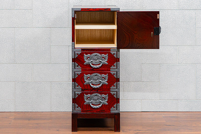 仙台箪笥 35巾脚付すきまチェスト 拭き漆塗り【扉：彫金手打金具】（鶴亀松竹梅）（お申込書返送後8ヶ月～12ヶ月程度でお届け）工芸品 伝統 [仙台箪笥 チェスト タンス たんす 小型 拭き漆塗り 高級 工芸品 伝統 欅産業 宮城県 利府町]