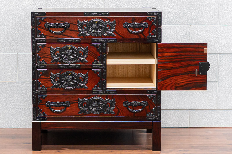 仙台箪笥 脚付帳場箪笥 拭き漆塗り【扉：彫金手打金具】（鶴亀松竹梅）（お申込書返送後8ヶ月～12ヶ月程度でお届け）工芸品 伝統