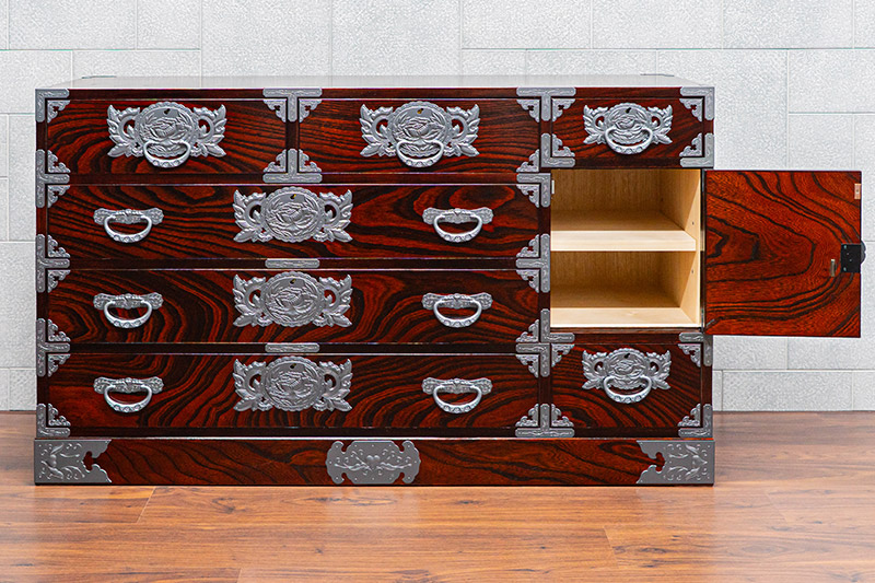 仙台箪笥 四・五尺横長箪笥80 拭き漆塗り【扉：彫金手打金具】（鳳凰）（お申込書返送後8ヶ月～12ヶ月程度でお届け）工芸品 伝統