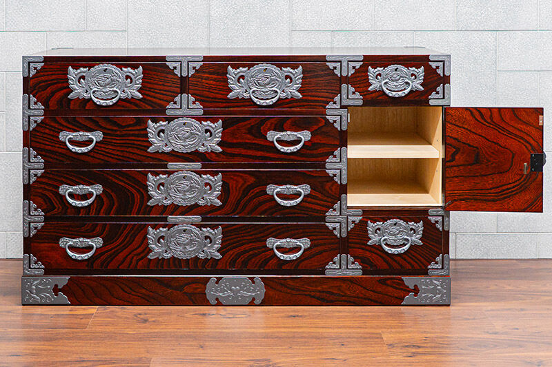 仙台箪笥 四・五尺横長箪笥80 拭き漆塗り【扉：彫金手打金具】（鳳凰）（お申込書返送後8ヶ月～12ヶ月程度でお届け）工芸品 伝統 [仙台箪笥 四・五尺横長箪笥 拭き漆塗り 高級 工芸品 伝統 欅産業 宮城県 利府町]