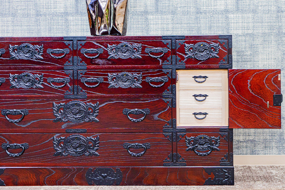 仙台箪笥 130巾横長箪笥 拭き漆塗り KC-12B （申込書返送後、1ヶ月～6ヶ月程度でお届け） 欅産業 職人 おすすめ 船箪笥 [インテリア タンス 収納 家具 和 モダン 高級 和箪笥 小箪笥 伝統 工芸品 仏壇 仏具 神具 飾り棚 欅 漆塗 彫金 金具 装飾 仙台箪笥 船箪笥 舟箪笥 宮城 利府 欅産業]