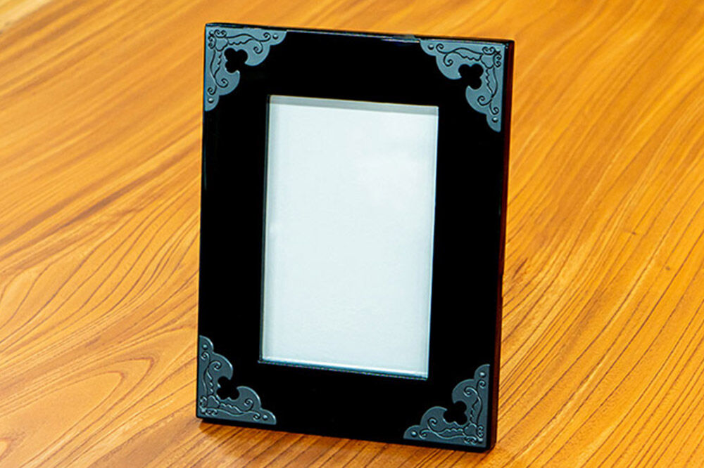 仙台箪笥 フォトスタンド 黒呂漆塗り SB-003KD 小型 高級 工芸品 伝統 写真立て [仙台箪笥 小型 高級 工芸品 伝統 写真立て]