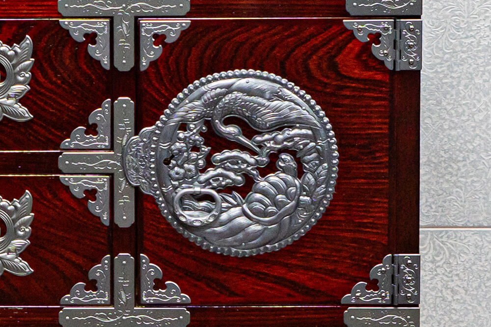 仙台箪笥 【扉：彫金手打金具】 猫足帳場箪笥 拭き漆塗り KC-60BDH （鶴亀松竹梅柄）（お申込書返送後8ヶ月～12ヶ月程度でお届け） [仙台箪笥 タンス たんす 小型 高級 工芸品 伝統]